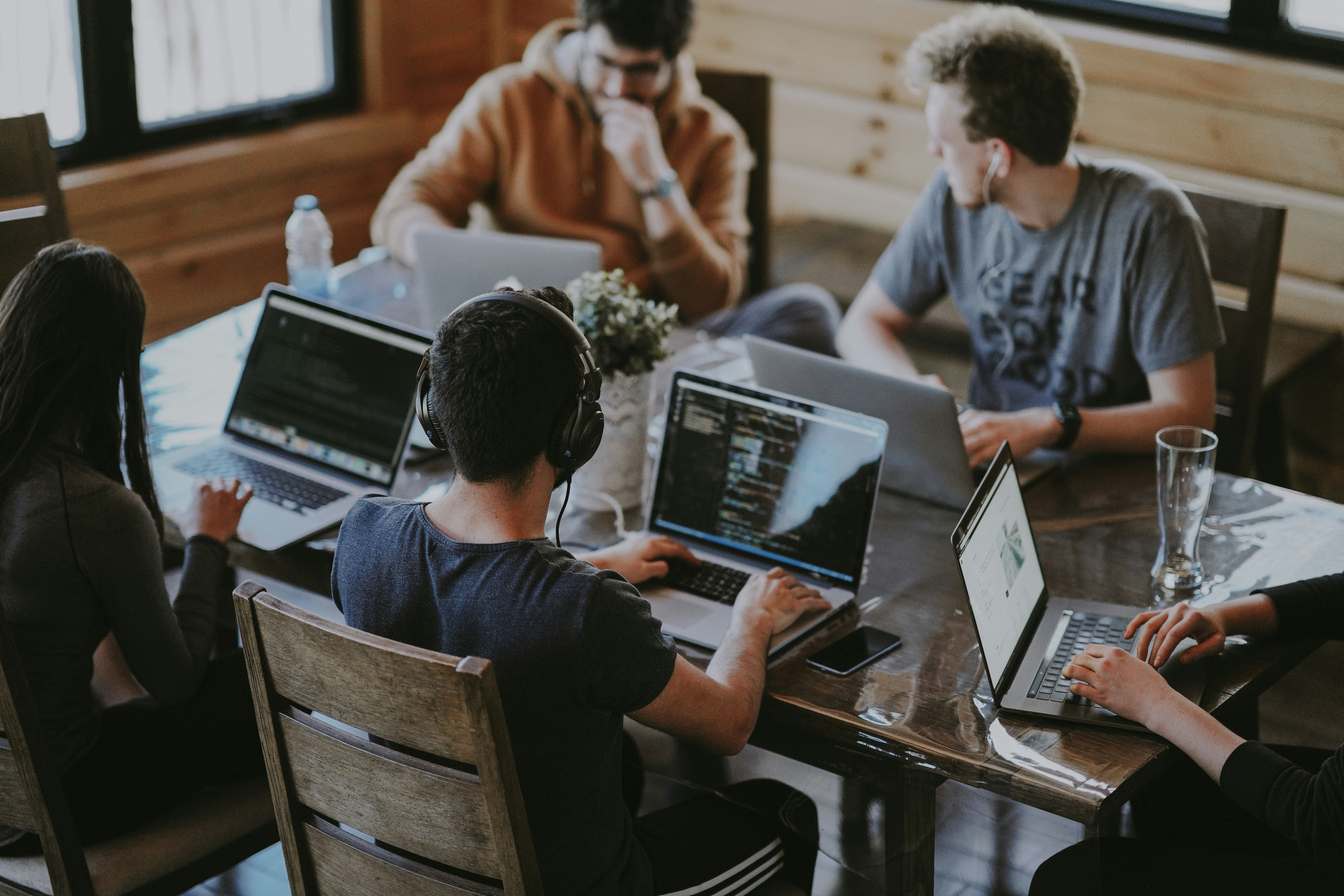 gruppo di persone che usano un computer portatile