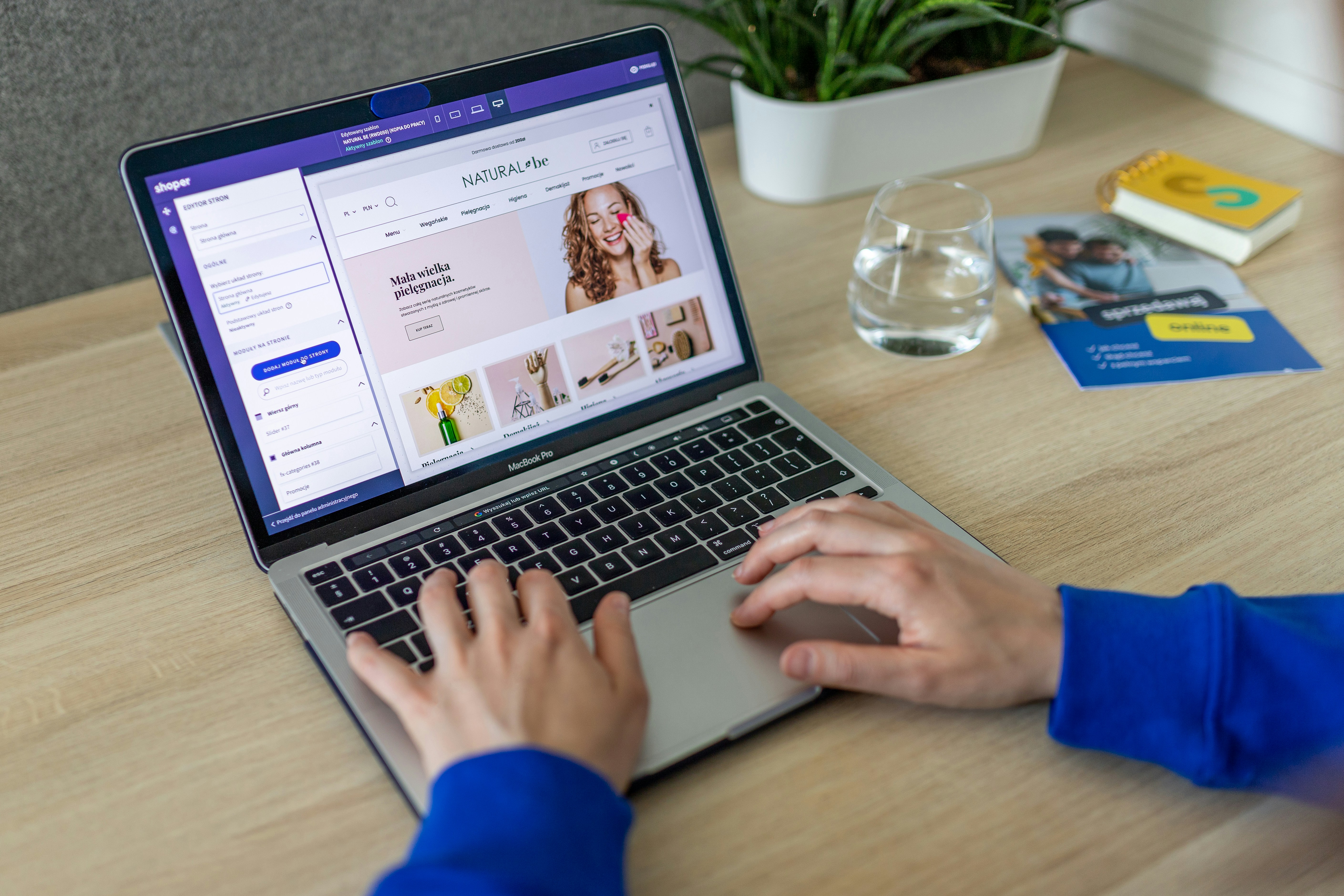 una persona che digita su un laptop su un tavolo